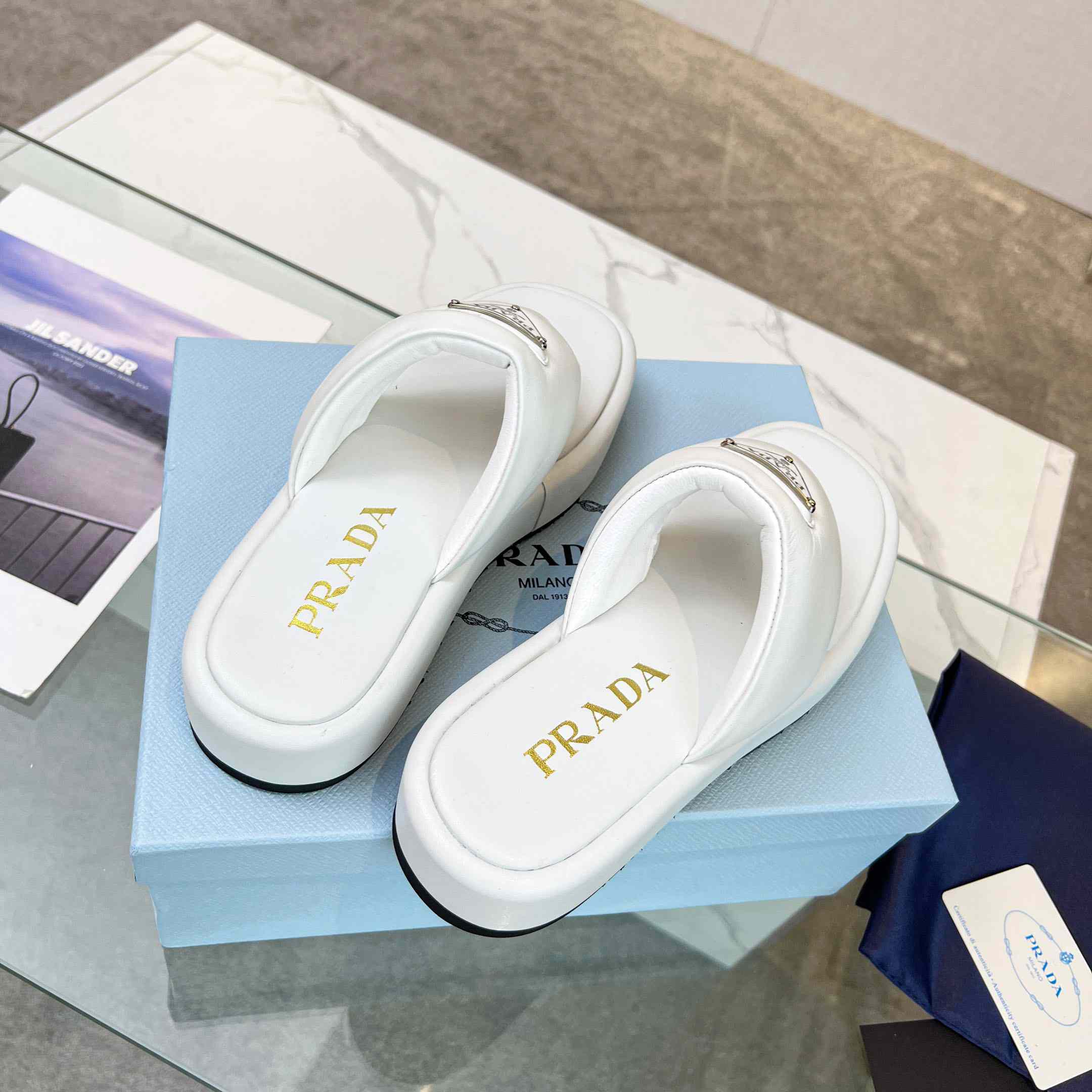 Prada – Weich gepolsterte Nappaleder-Tanga-Keilsandalen - EUR FASHION