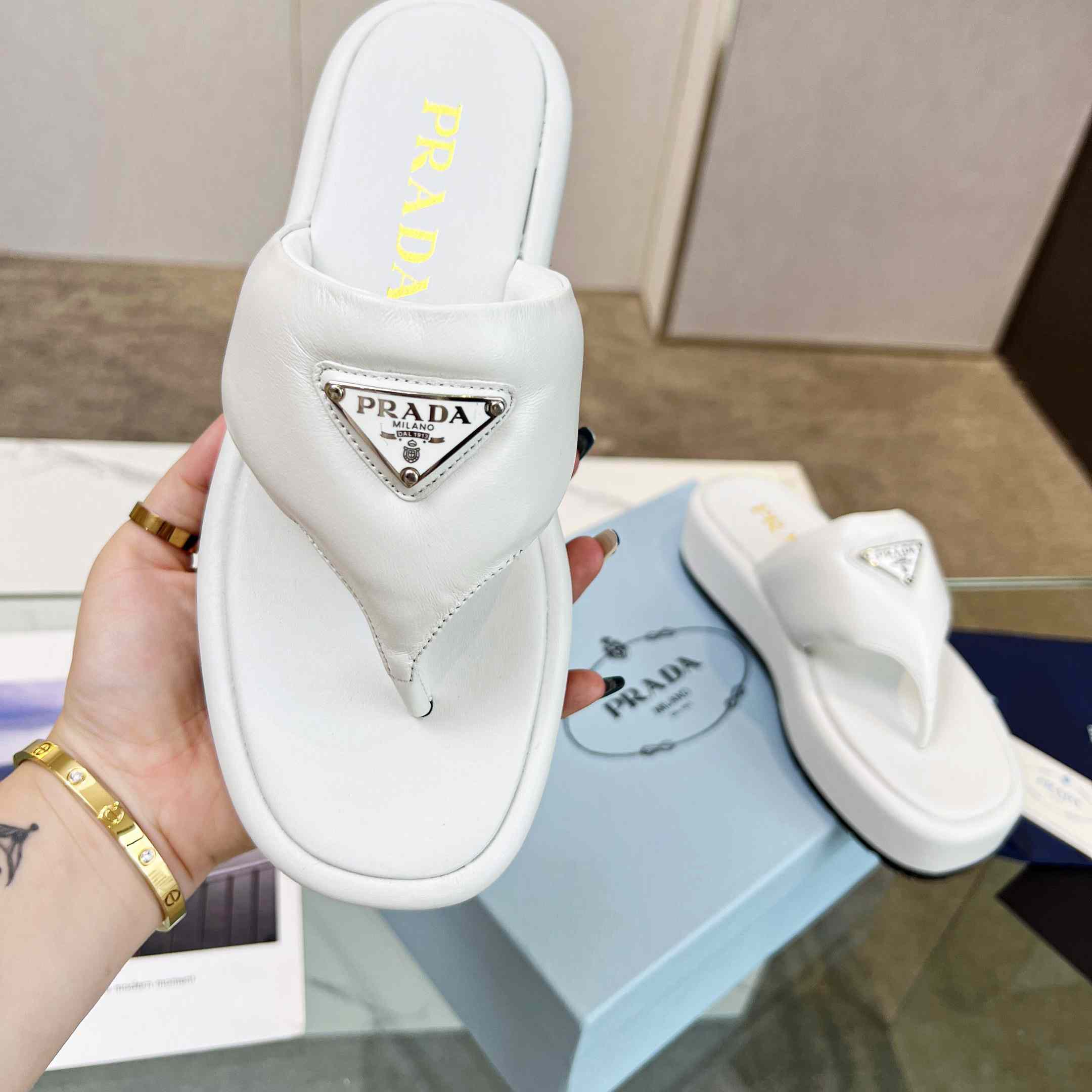 Prada – Weich gepolsterte Nappaleder-Tanga-Keilsandalen - EUR FASHION