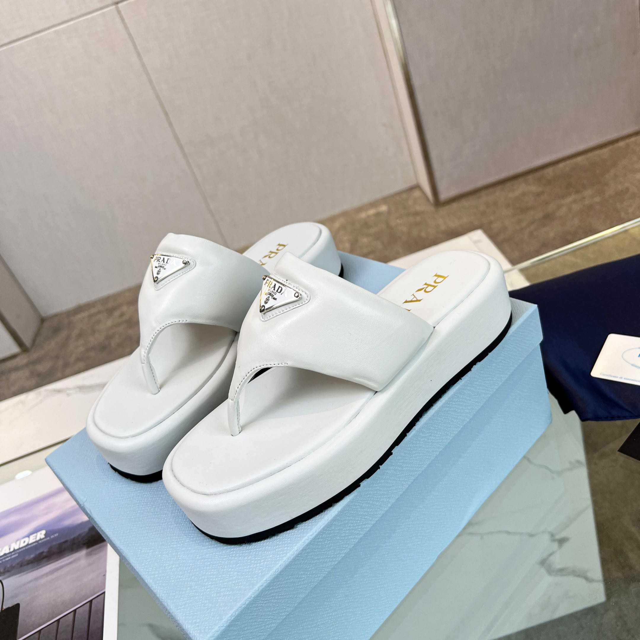 Prada – Weich gepolsterte Nappaleder-Tanga-Keilsandalen - EUR FASHION