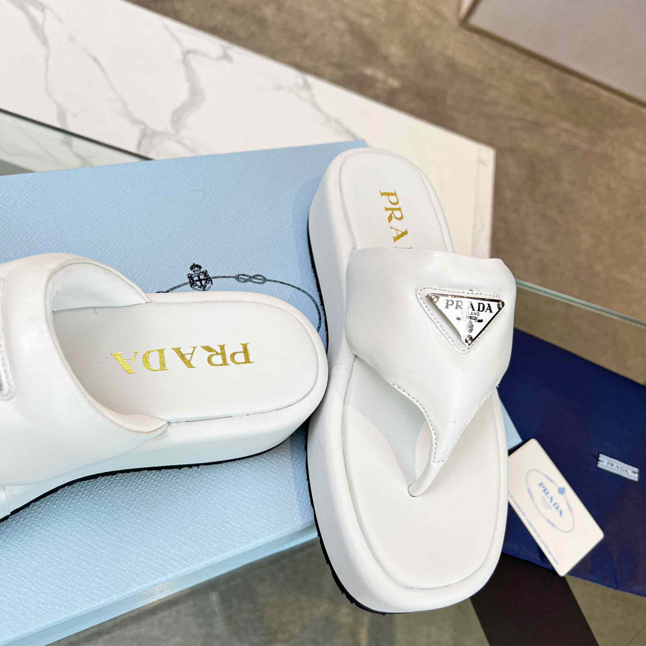 Prada – Weich gepolsterte Nappaleder-Tanga-Keilsandalen - EUR FASHION