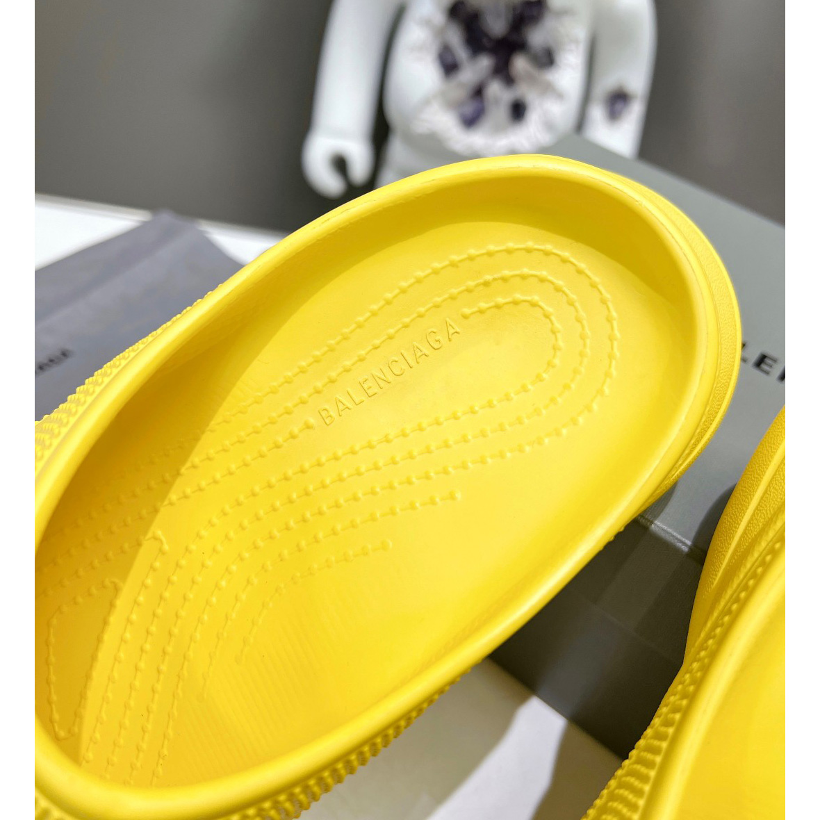 Balenciaga Damen Pool Crocs™ Slide Sandale in Gelb - EUR FASHION