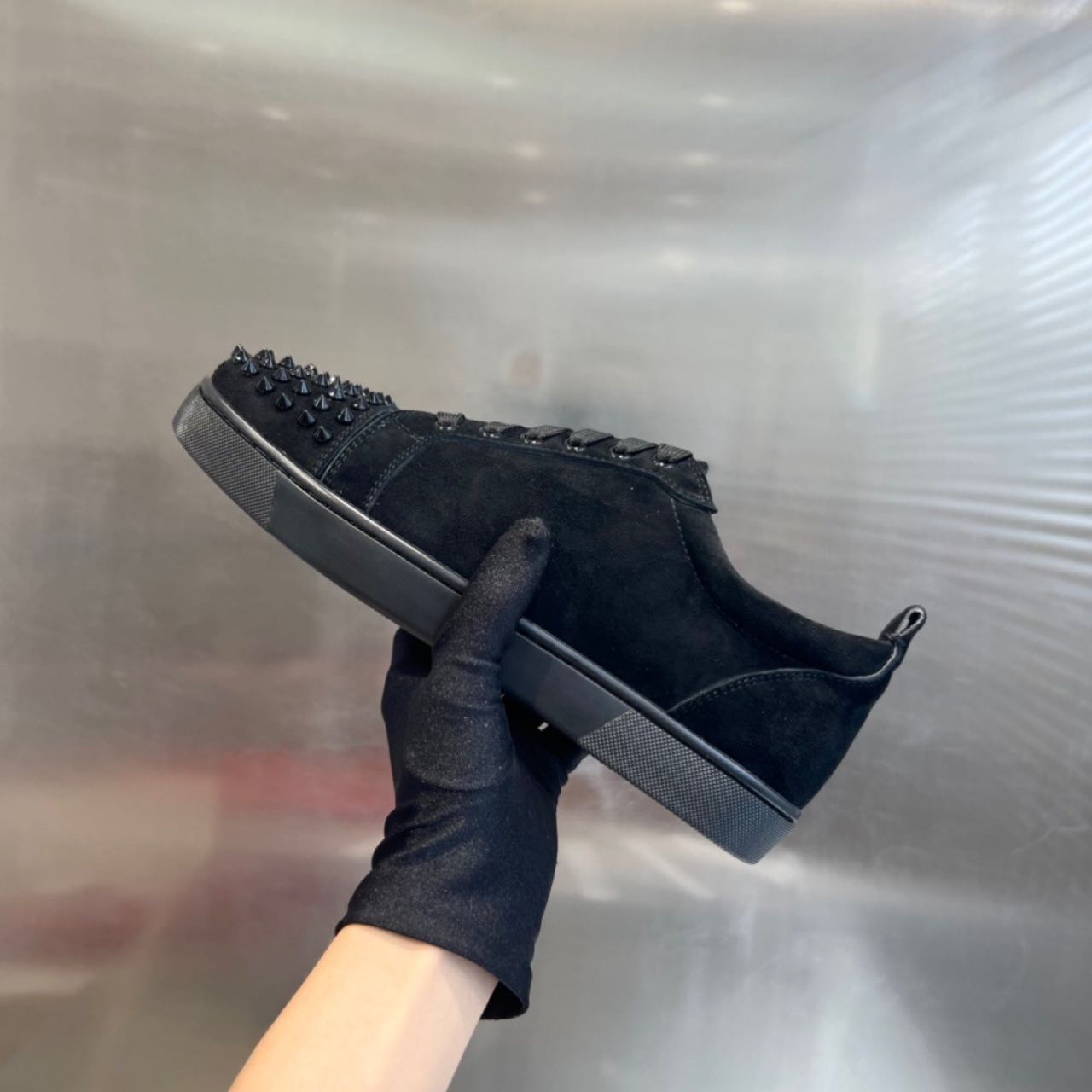 Christian Louboutin Louis Junior Spikes Sneakers – Kalbsleder und Spikes – Schwarz - EUR FASHION