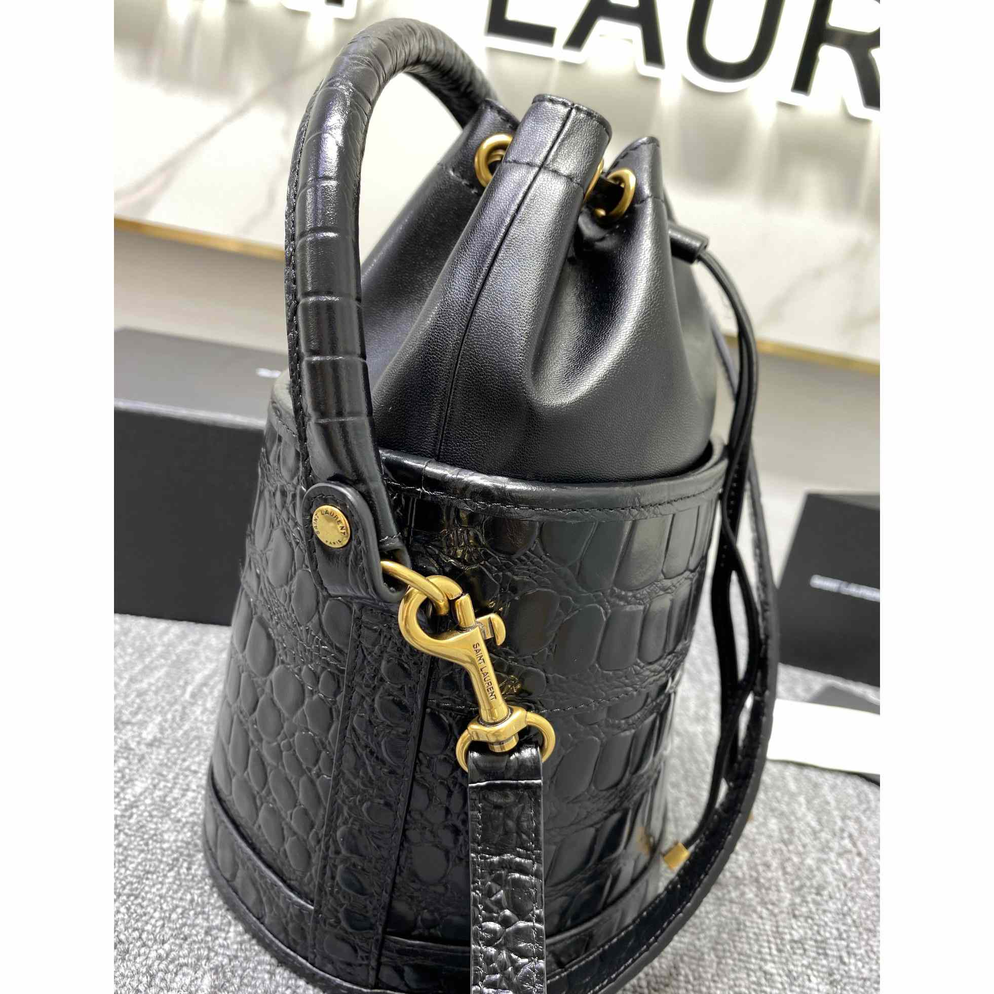 Saint Laurent Beuteltasche mit Krokodileffekt und Prägung (16 x 26 x 16 cm) - EUR FASHION