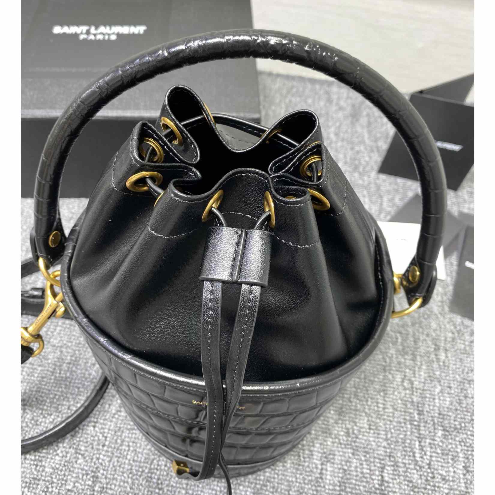 Saint Laurent Beuteltasche mit Krokodileffekt und Prägung (16 x 26 x 16 cm) - EUR FASHION