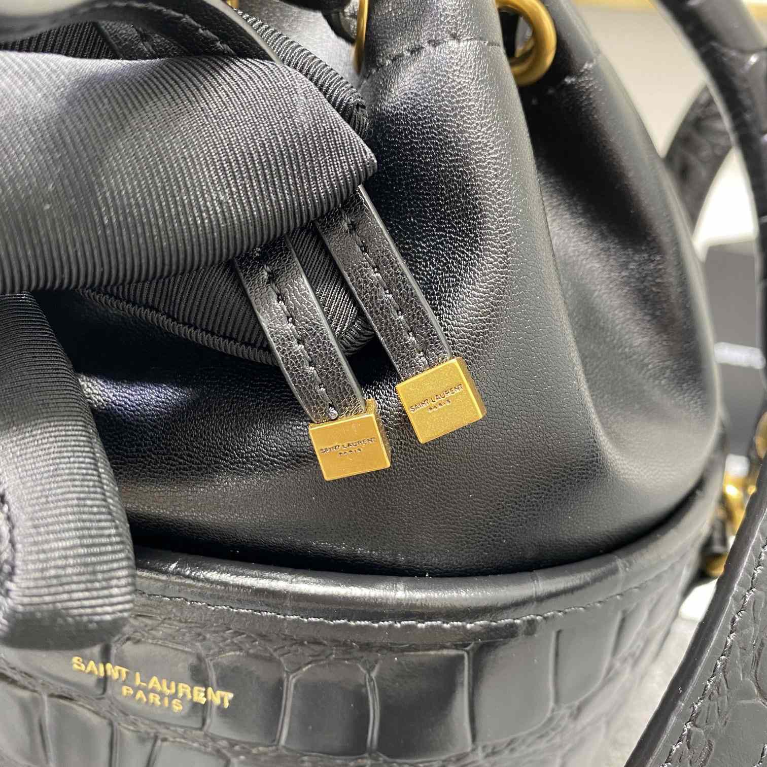 Saint Laurent Beuteltasche mit Krokodileffekt und Prägung (16 x 26 x 16 cm) - EUR FASHION