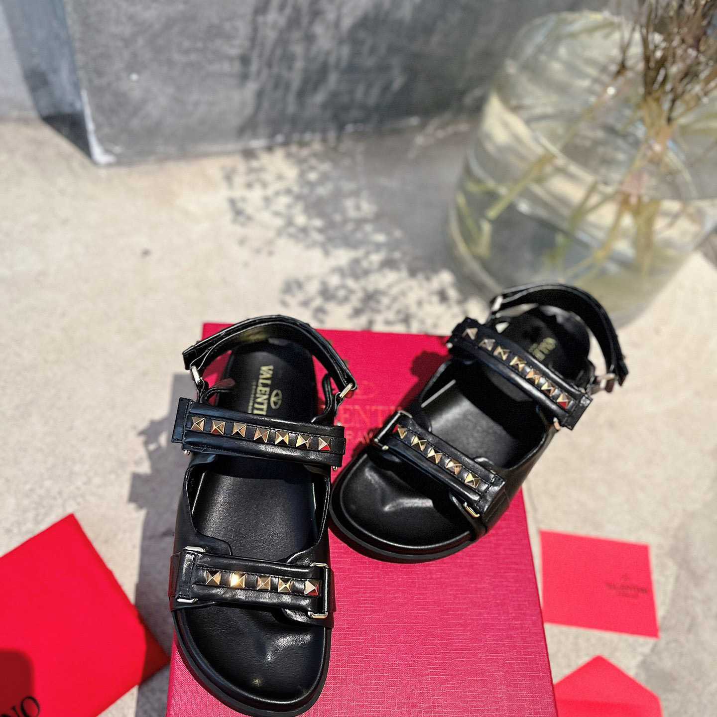 Flache Sandale „Rockstud“ von Valenti Garavani aus Nappaleder - EUR FASHION