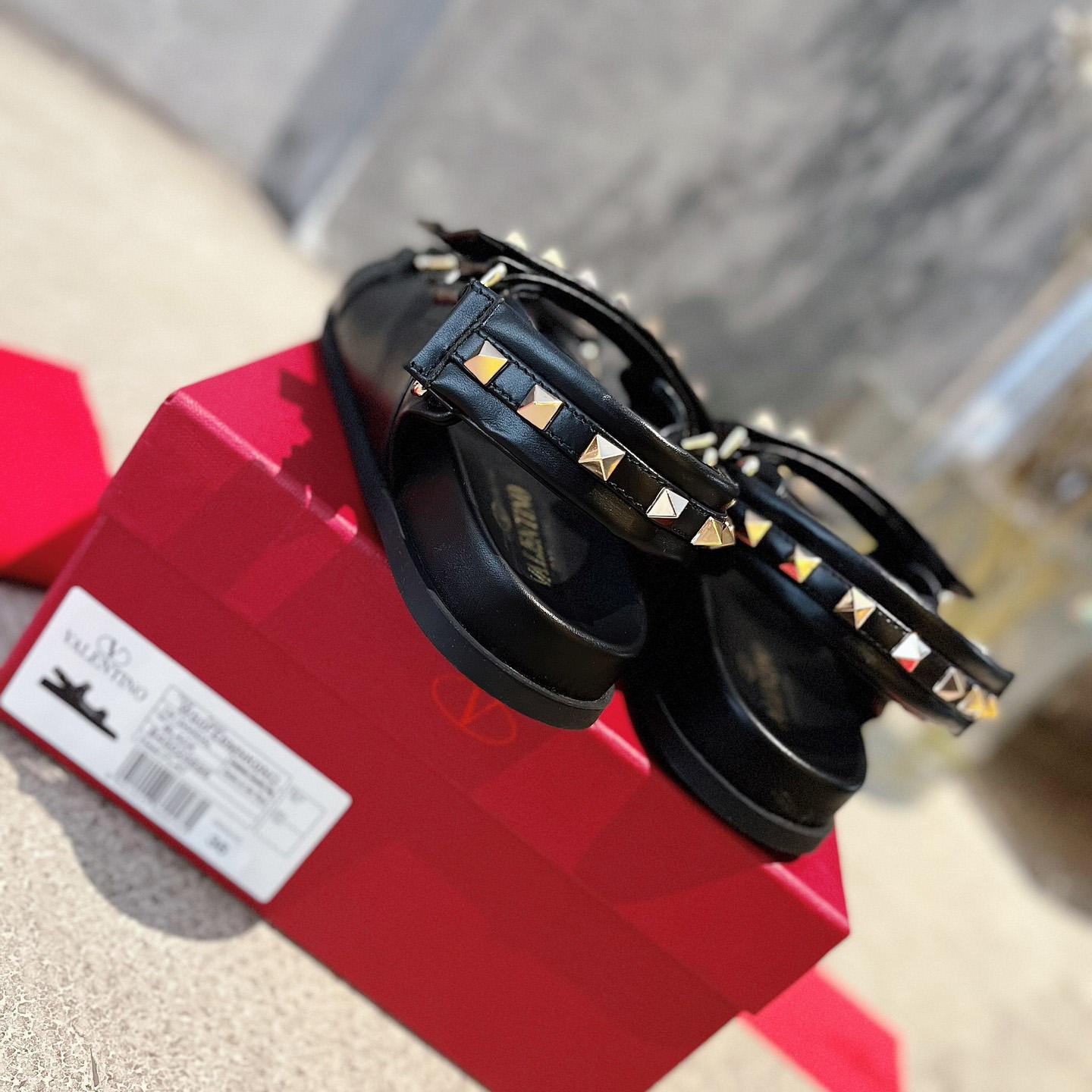 Flache Sandale „Rockstud“ von Valenti Garavani aus Nappaleder - EUR FASHION