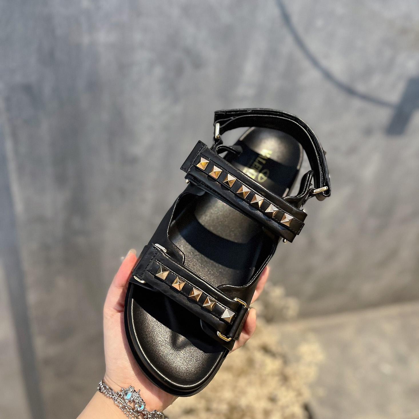 Flache Sandale „Rockstud“ von Valenti Garavani aus Nappaleder - EUR FASHION