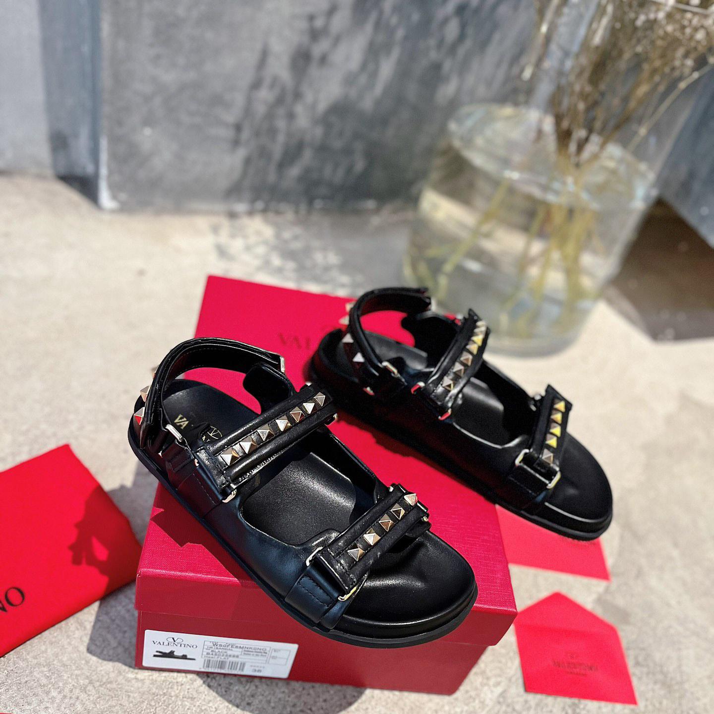 Flache Sandale „Rockstud“ von Valenti Garavani aus Nappaleder - EUR FASHION