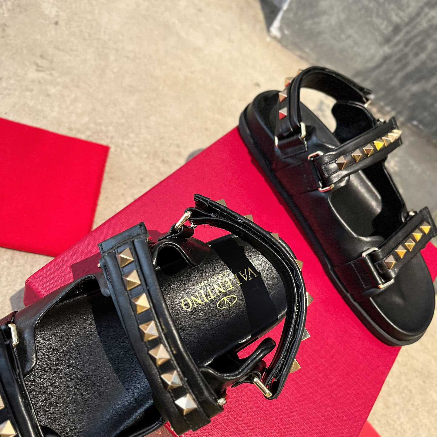 Flache Sandale „Rockstud“ von Valenti Garavani aus Nappaleder - EUR FASHION