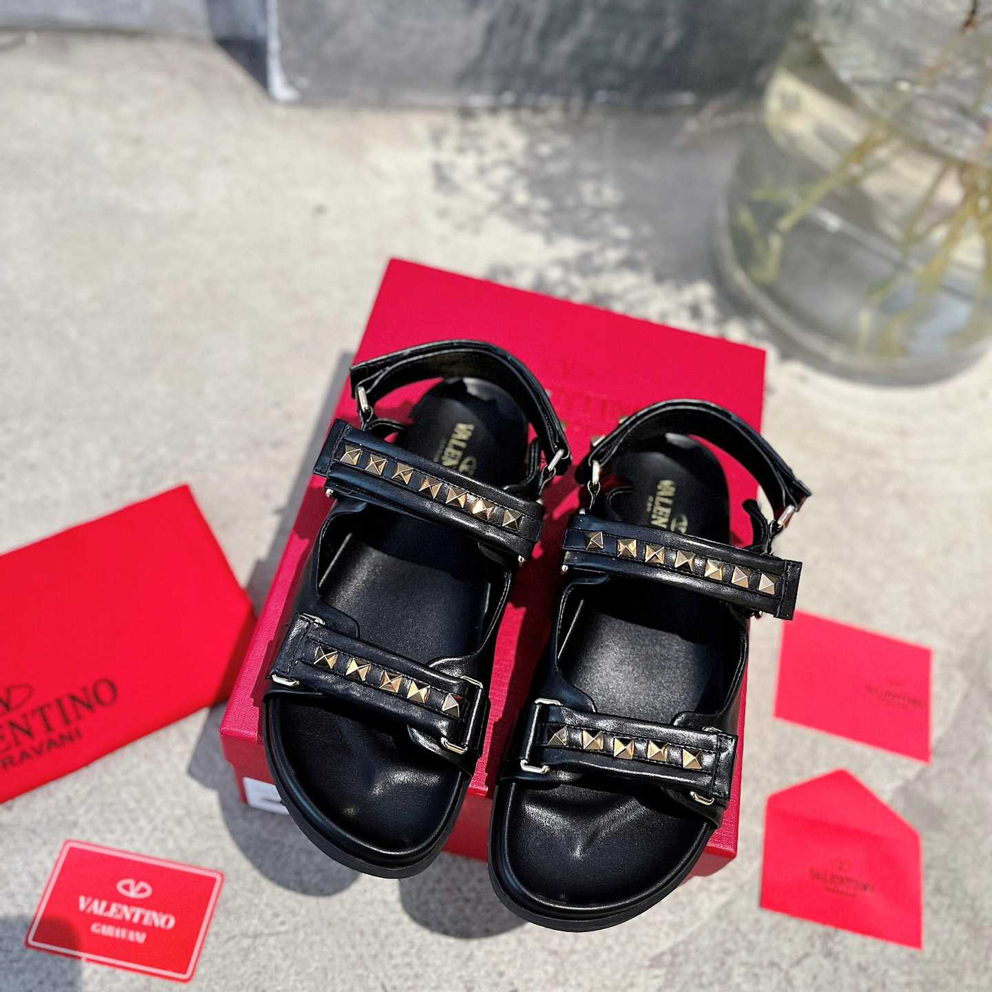 Flache Sandale „Rockstud“ von Valenti Garavani aus Nappaleder - EUR FASHION