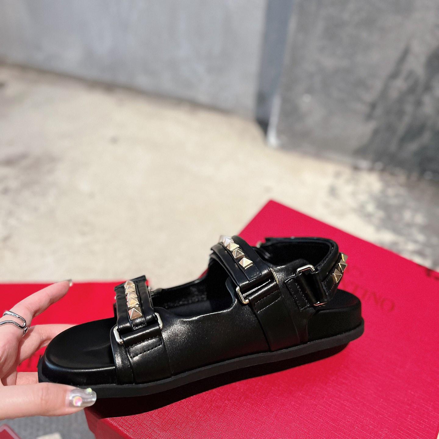 Flache Sandale „Rockstud“ von Valenti Garavani aus Nappaleder - EUR FASHION