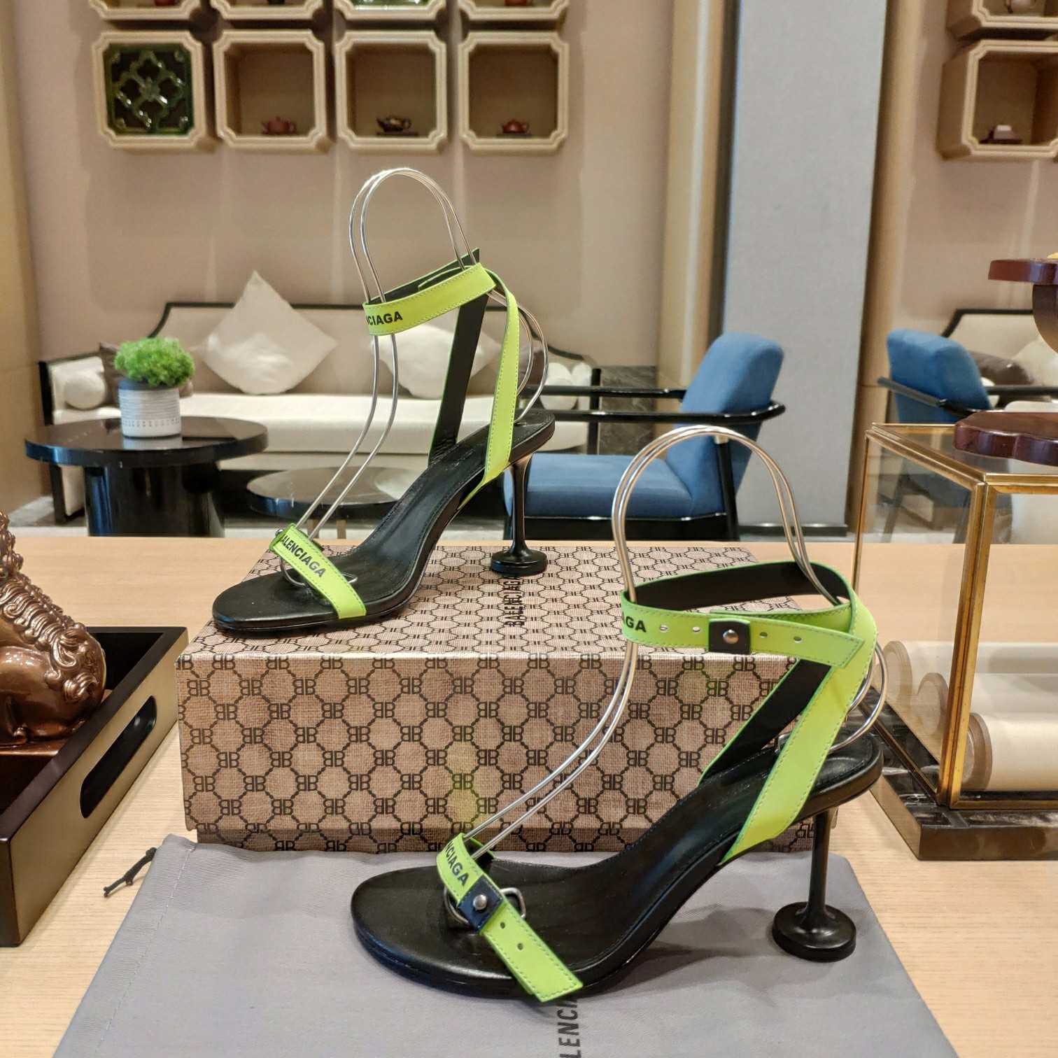 Balenciaga Afterhour Logo-Sandalen mit Knöchelriemen in fluoreszierendem Gelb und Schwarz - EUR FASHION