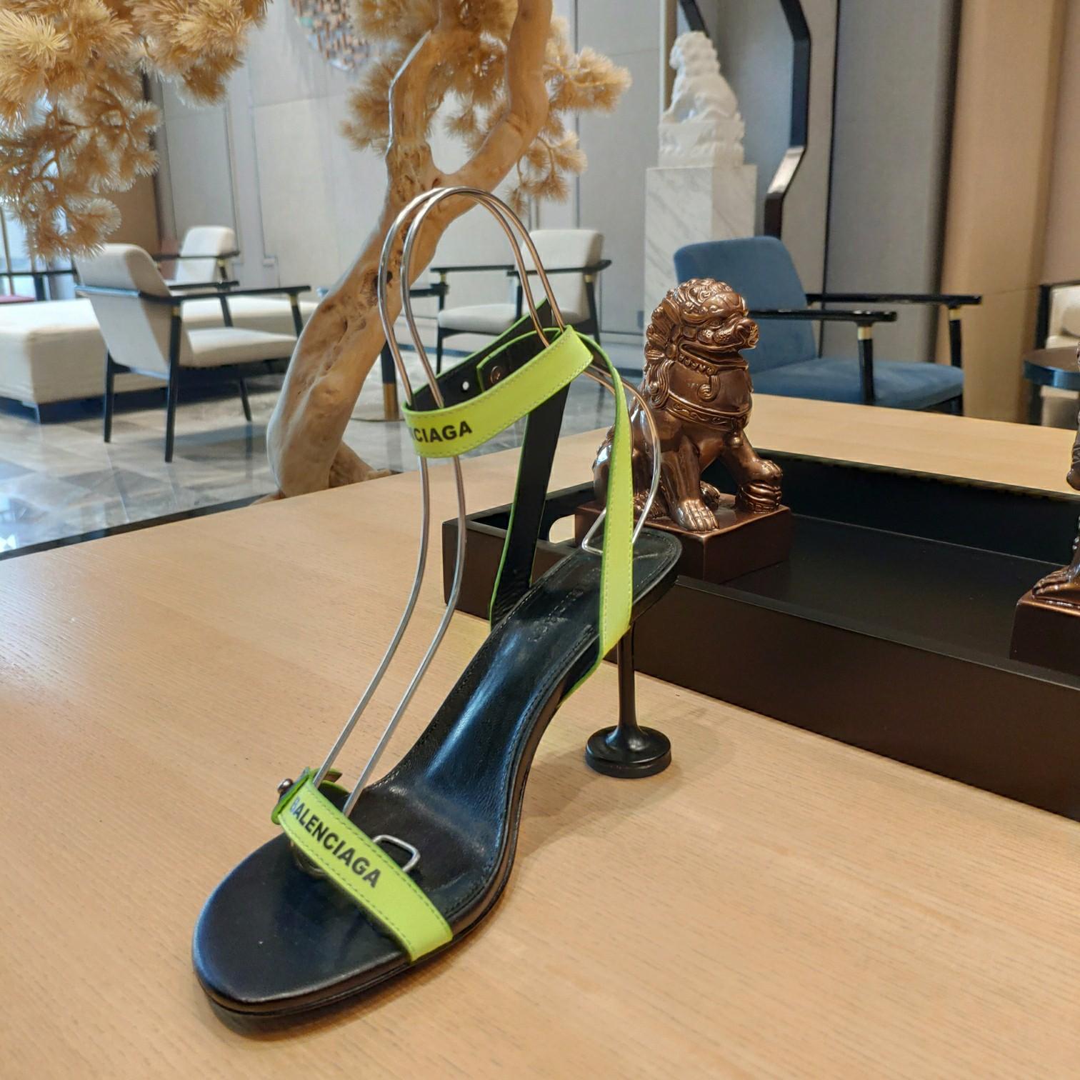 Balenciaga Afterhour Logo-Sandalen mit Knöchelriemen in fluoreszierendem Gelb und Schwarz - EUR FASHION