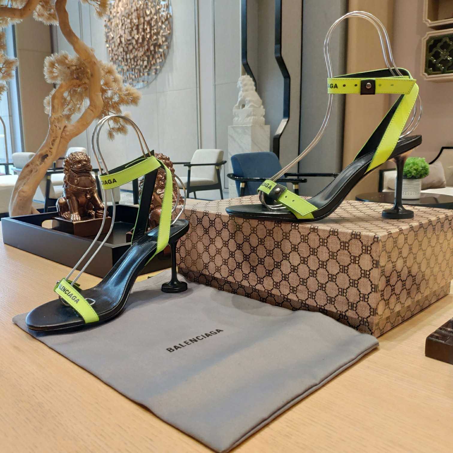 Balenciaga Afterhour Logo-Sandalen mit Knöchelriemen in fluoreszierendem Gelb und Schwarz - EUR FASHION