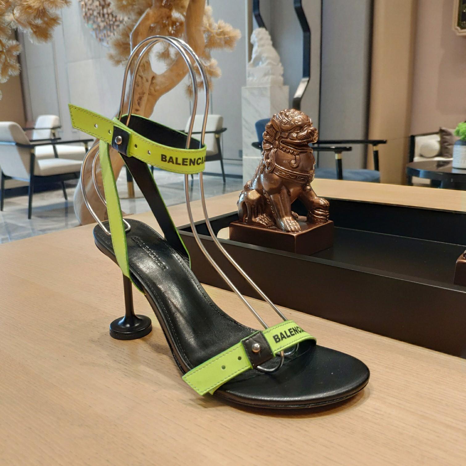 Balenciaga Afterhour Logo-Sandalen mit Knöchelriemen in fluoreszierendem Gelb und Schwarz - EUR FASHION