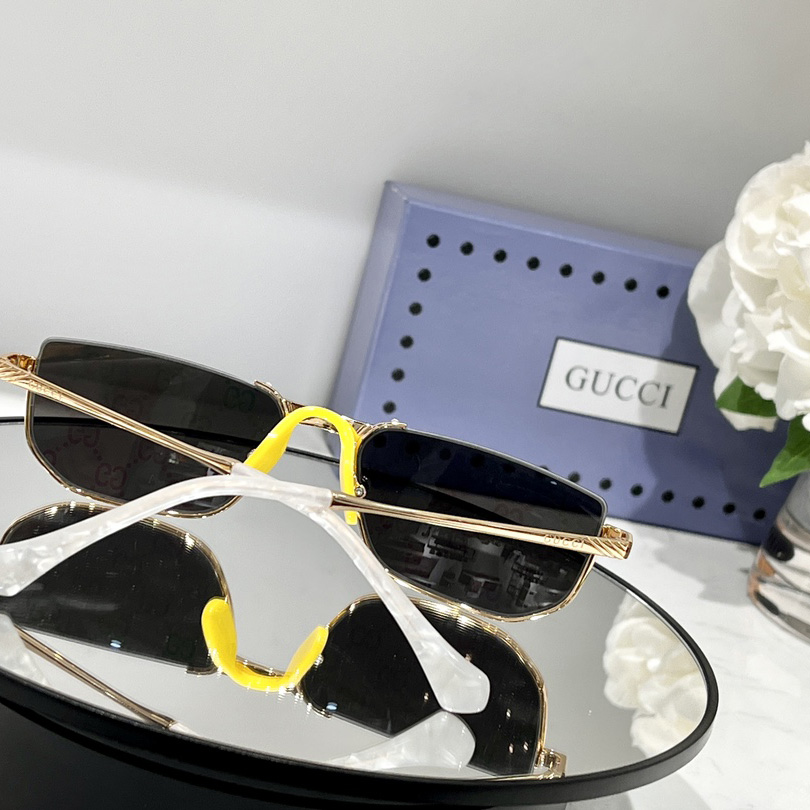 Gucci Sonnenbrille mit rechteckigem Rahmen und goldfarbenem Spiegel GG0627S - EUR FASHION