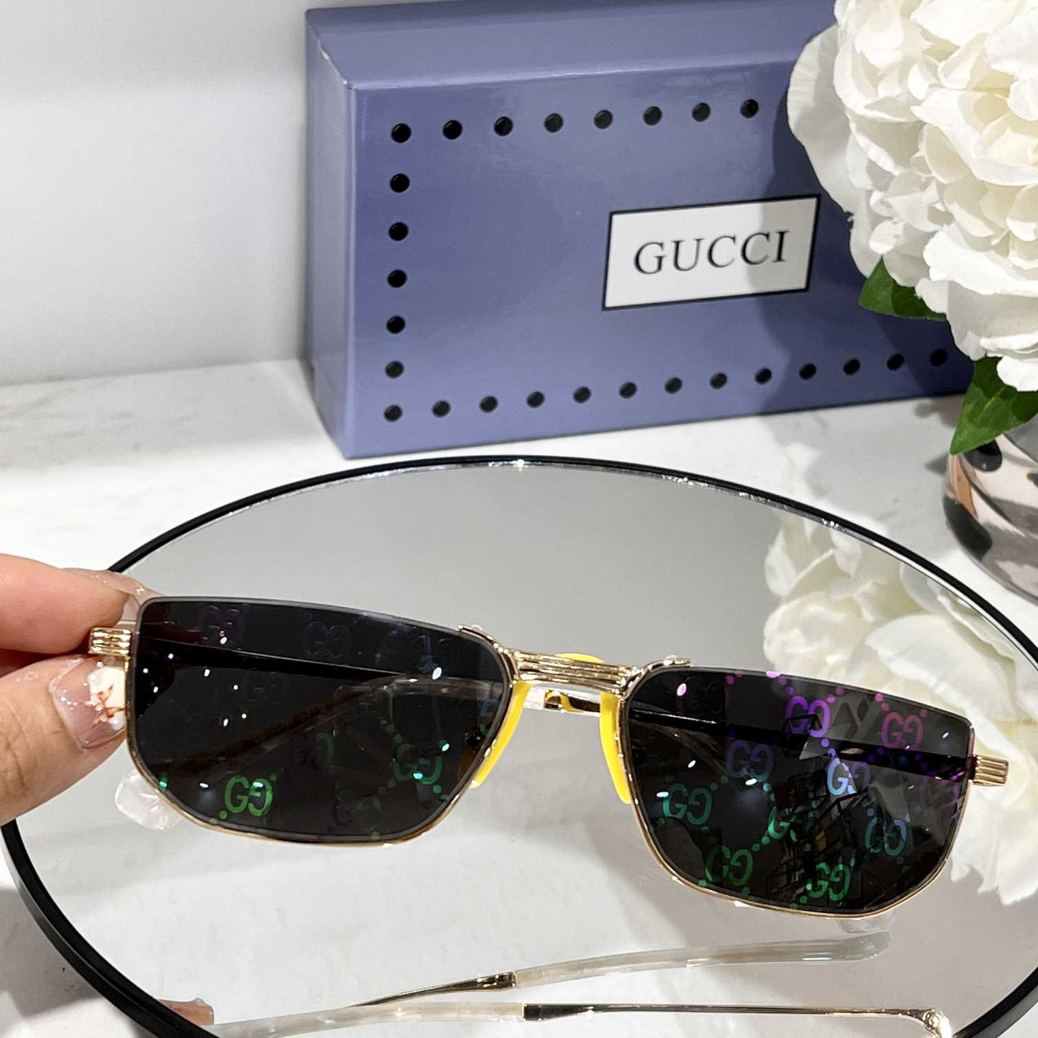 Gucci Sonnenbrille mit rechteckigem Rahmen und goldfarbenem Spiegel GG0627S - EUR FASHION