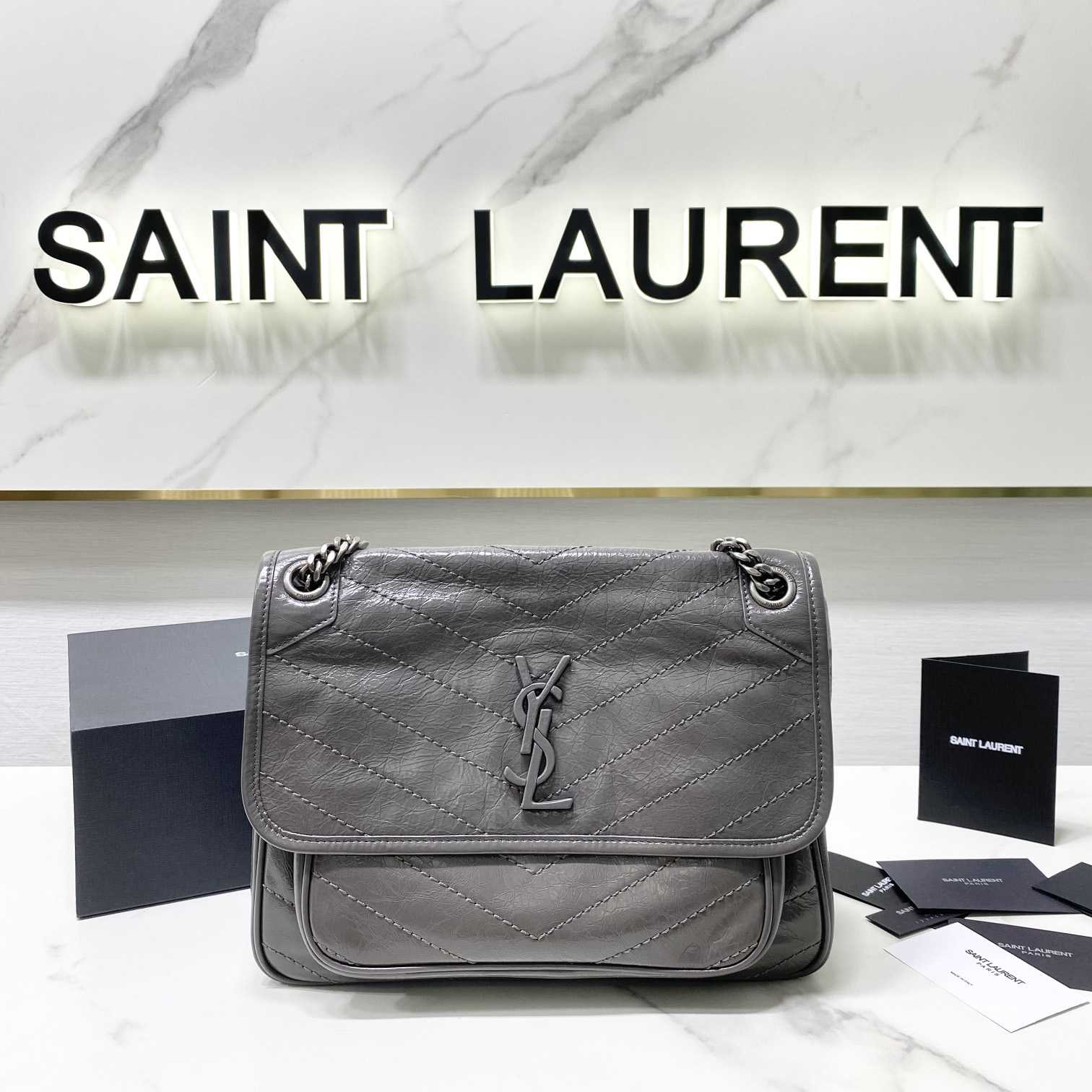 Saint Laurent Niki Mittelgroße Kettentasche aus zerknittertem Vintage-Leder - EUR FASHION