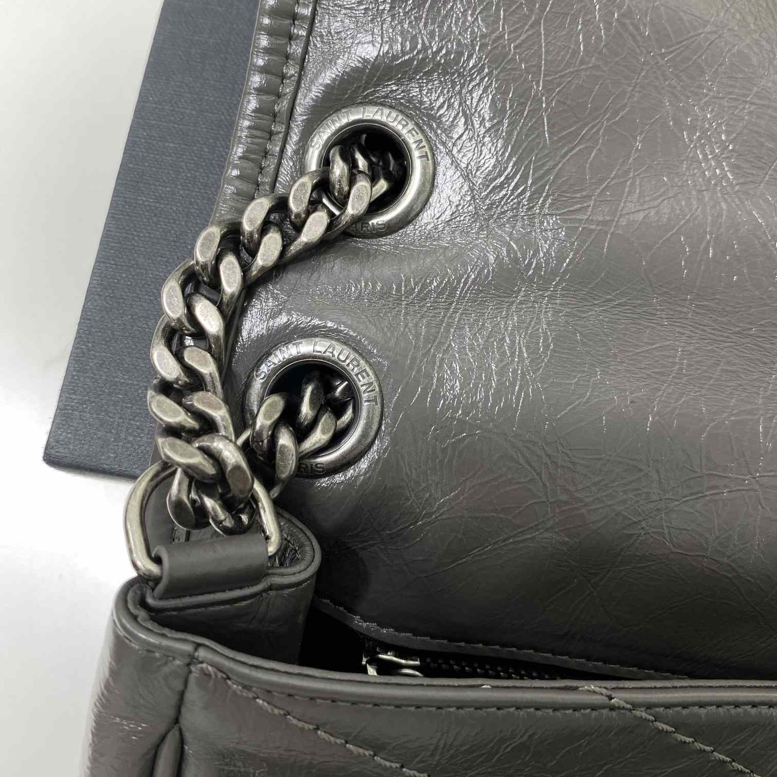 Saint Laurent Niki Mittelgroße Kettentasche aus zerknittertem Vintage-Leder - EUR FASHION