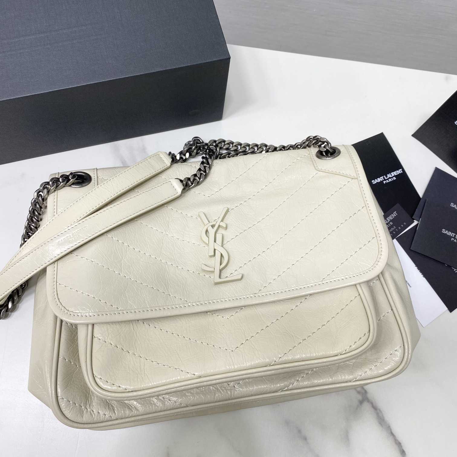 Saint Laurent Niki Mittelgroße Kettentasche aus zerknittertem Vintage-Leder - EUR FASHION