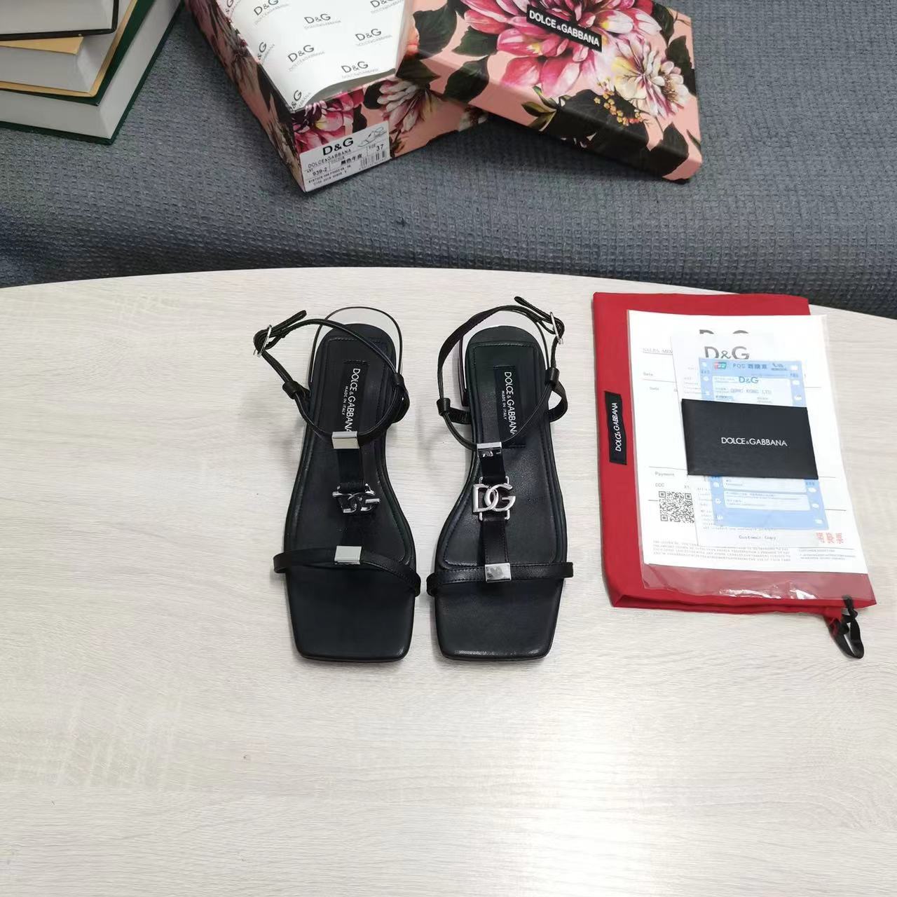 Dolce & Gabbana – Ledersandalen mit eckiger Zehenpartie und silbernem Logo - EUR FASHION