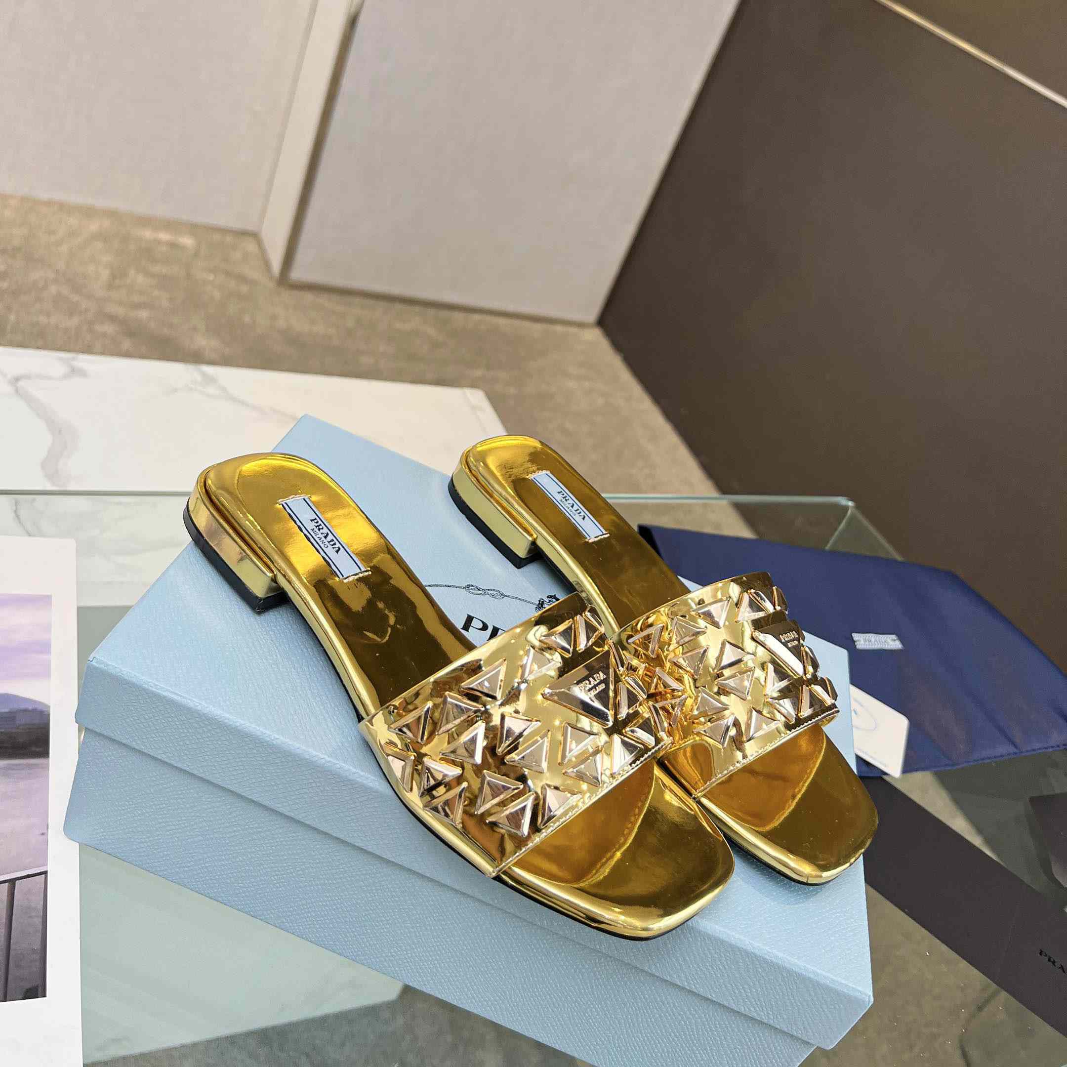 Prada-Slides aus Metallic-Leder mit Nieten - EUR FASHION