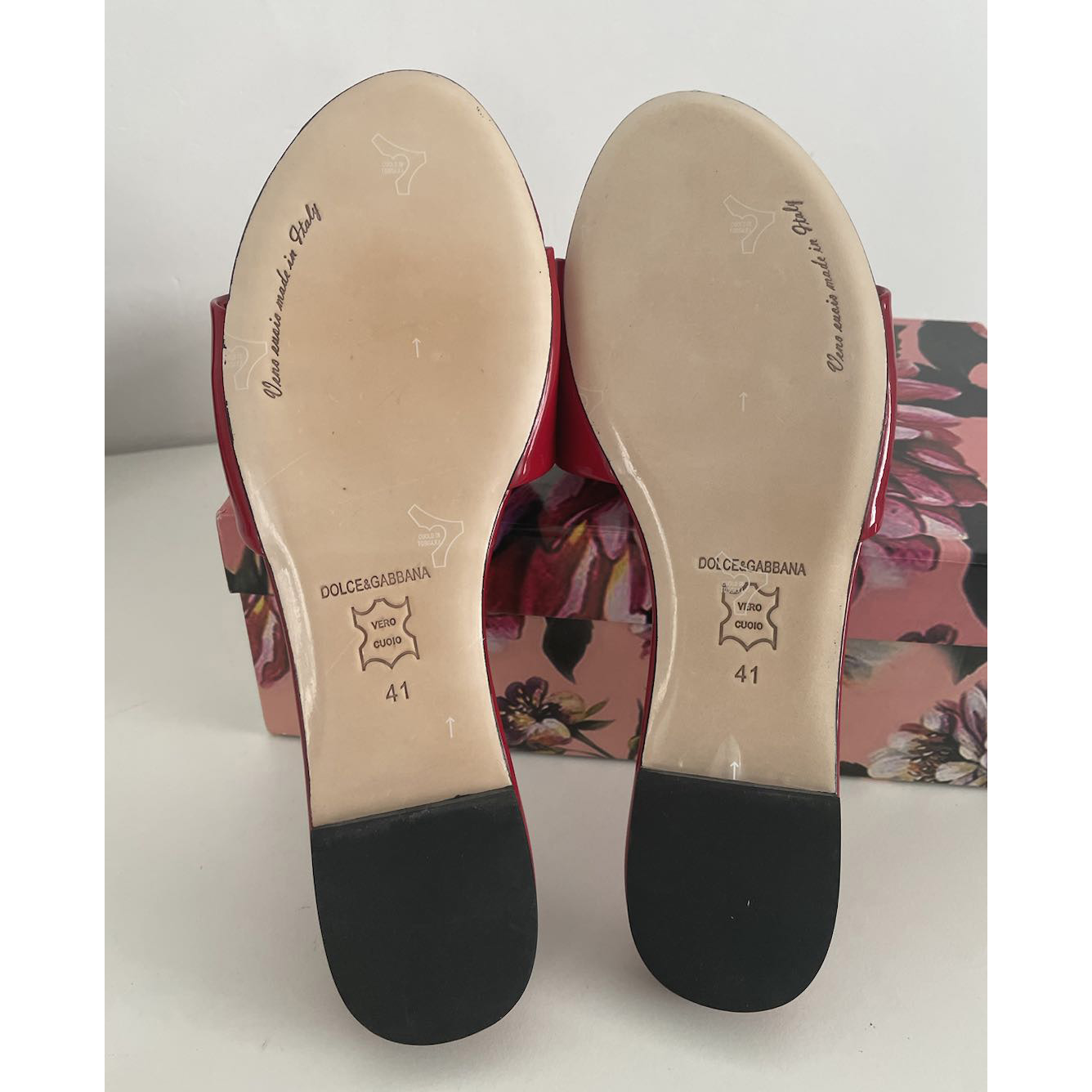 Dolce & Gabbana Slider aus poliertem Kalbsleder mit DG-Logo - EUR FASHION