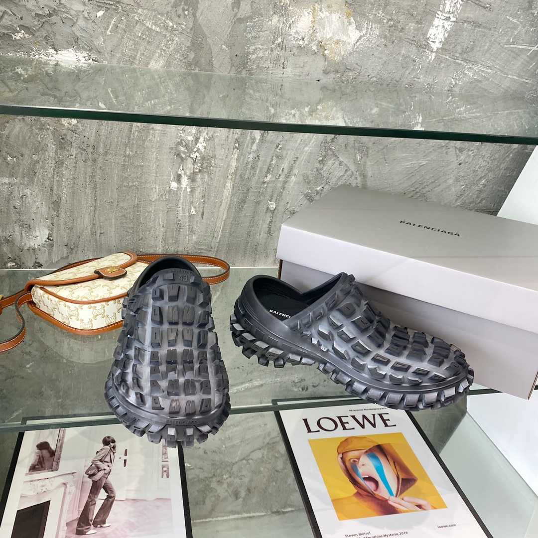 Balenciaga Defender Clog aus schwarzem Gummi - EUR FASHION