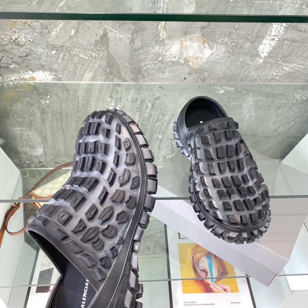 Balenciaga Defender Clog aus schwarzem Gummi - EUR FASHION