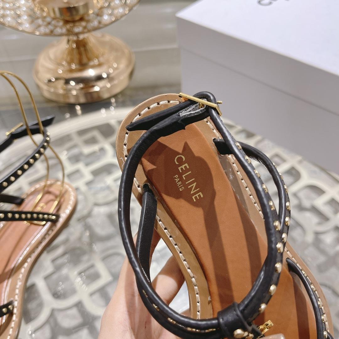Celine Taillat Flache Sandale mit Nieten aus Kalbsleder – Vegetal Tanning & Studs Black - EUR FASHION