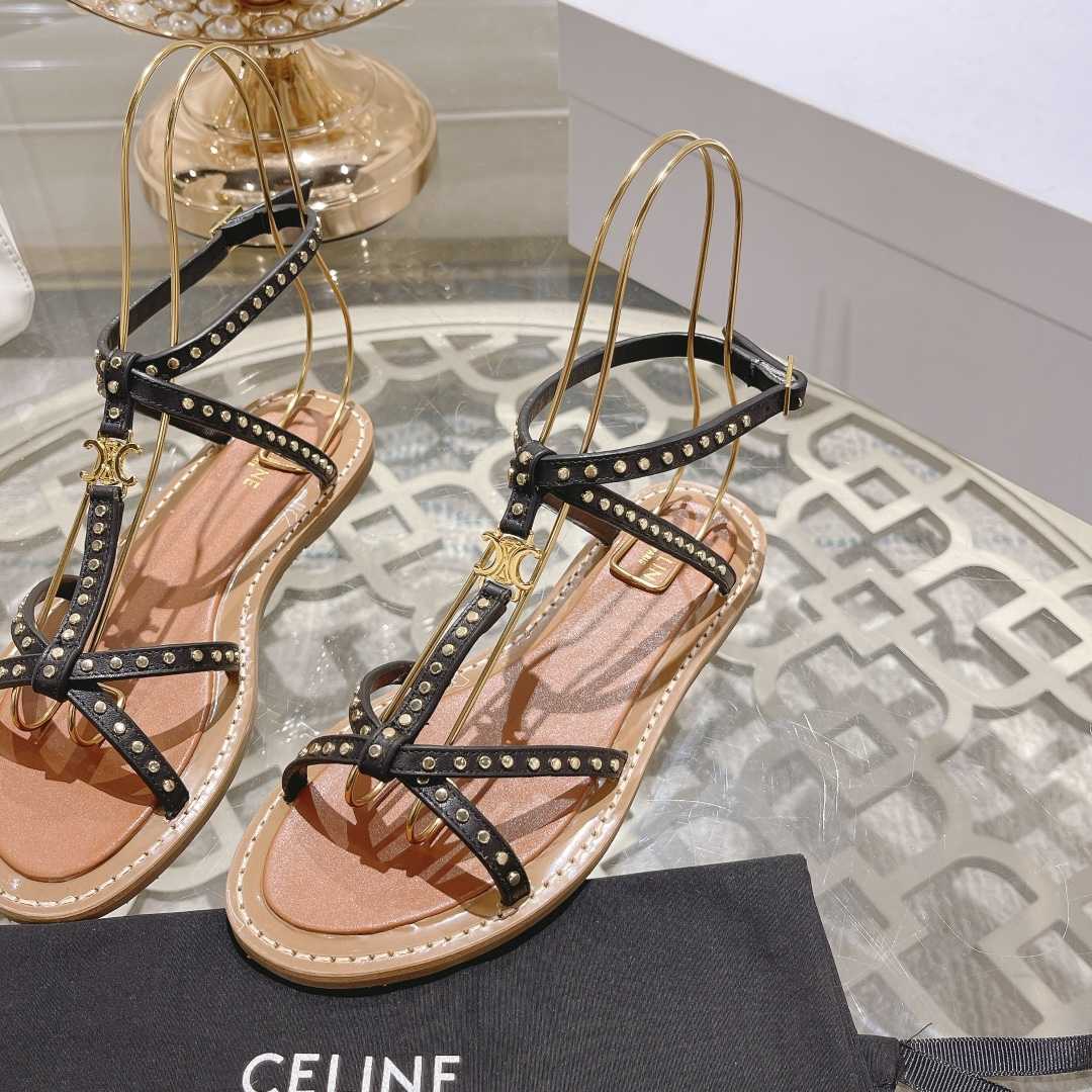 Celine Taillat Flache Sandale mit Nieten aus Kalbsleder – Vegetal Tanning & Studs Black - EUR FASHION