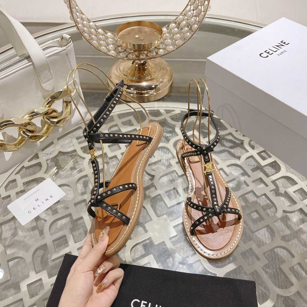 Celine Taillat Flache Sandale mit Nieten aus Kalbsleder – Vegetal Tanning & Studs Black - EUR FASHION