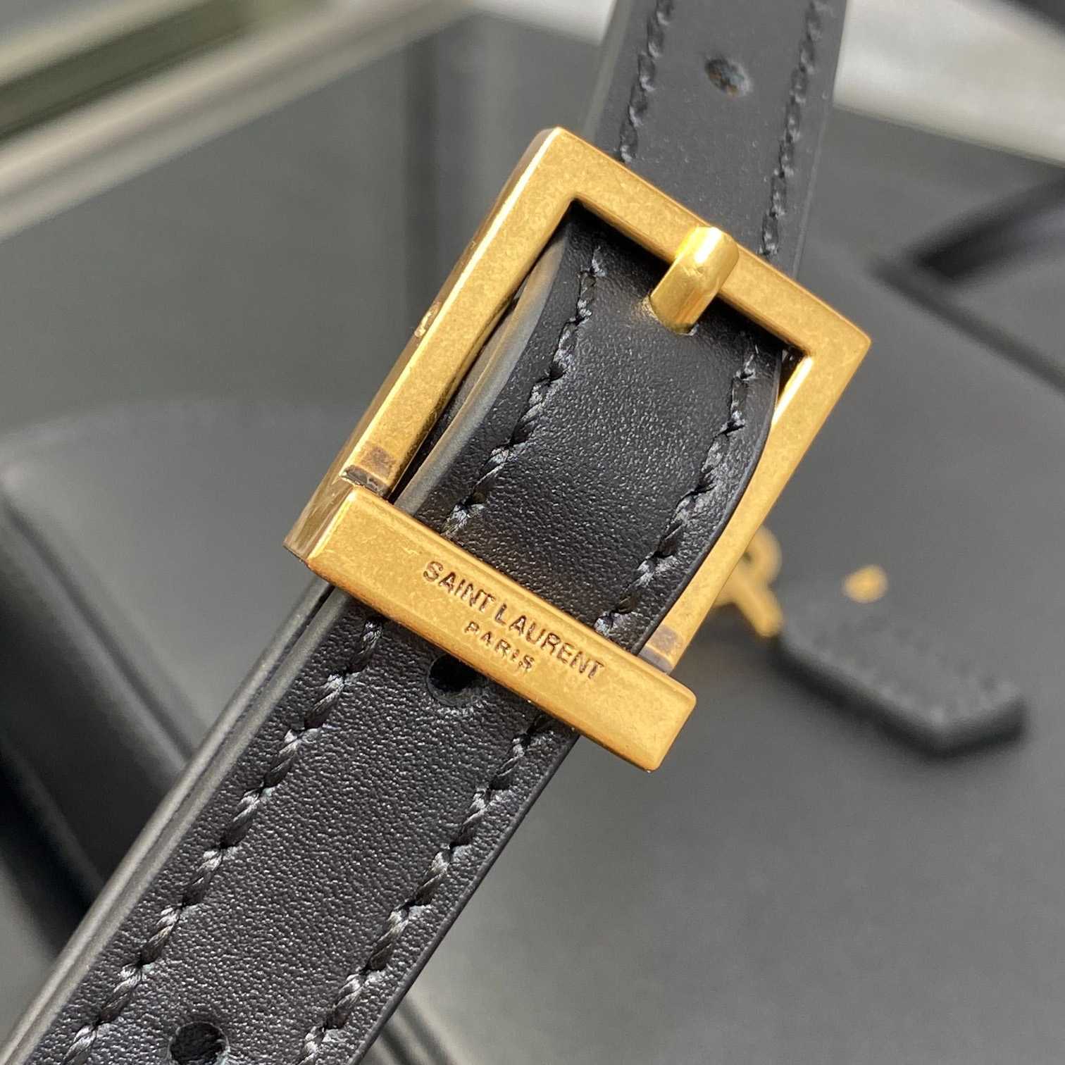 Saint Laurent Le 5 À 7 Mini Vertical aus glänzendem Leder - EUR FASHION