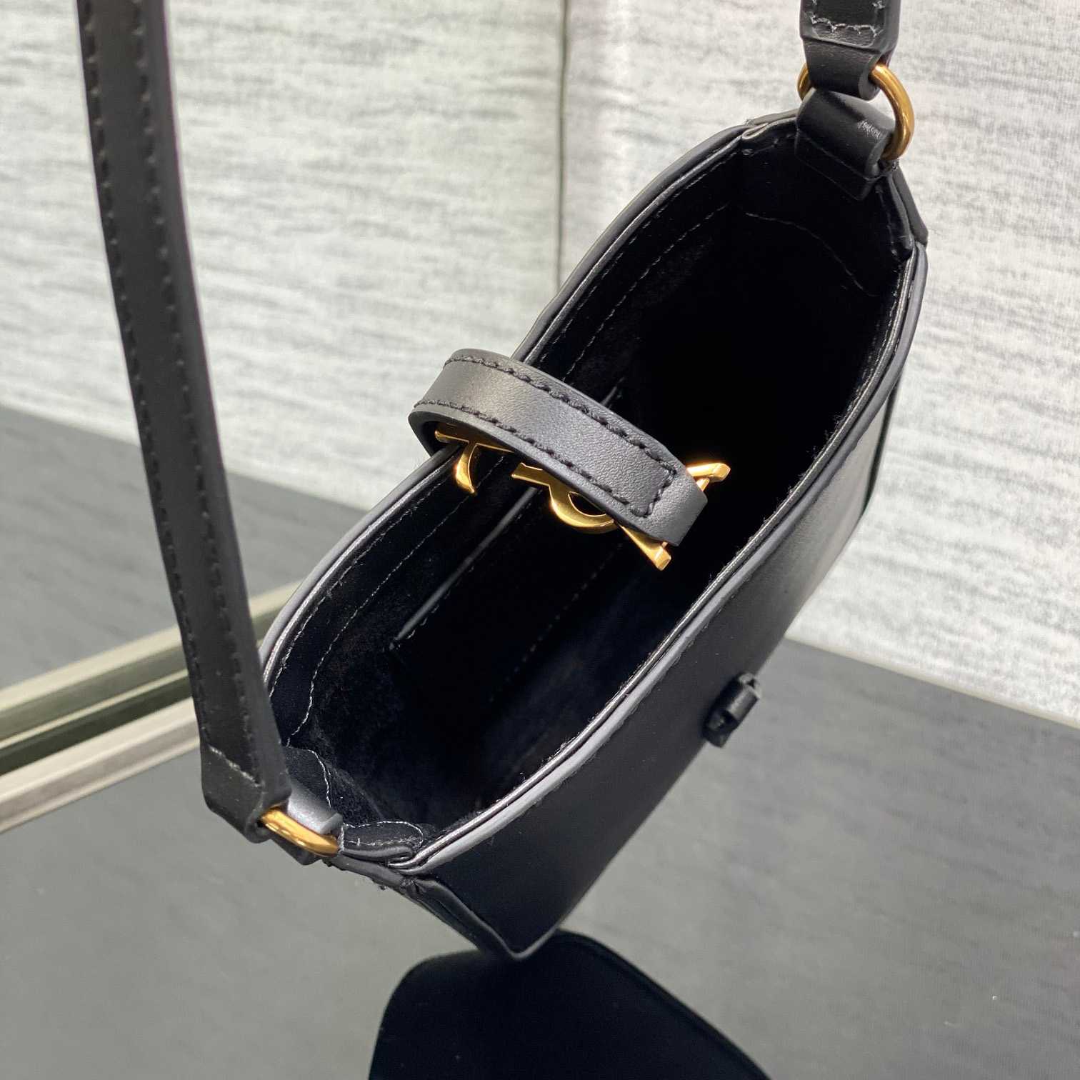 Saint Laurent Le 5 À 7 Mini Vertical aus glänzendem Leder - EUR FASHION