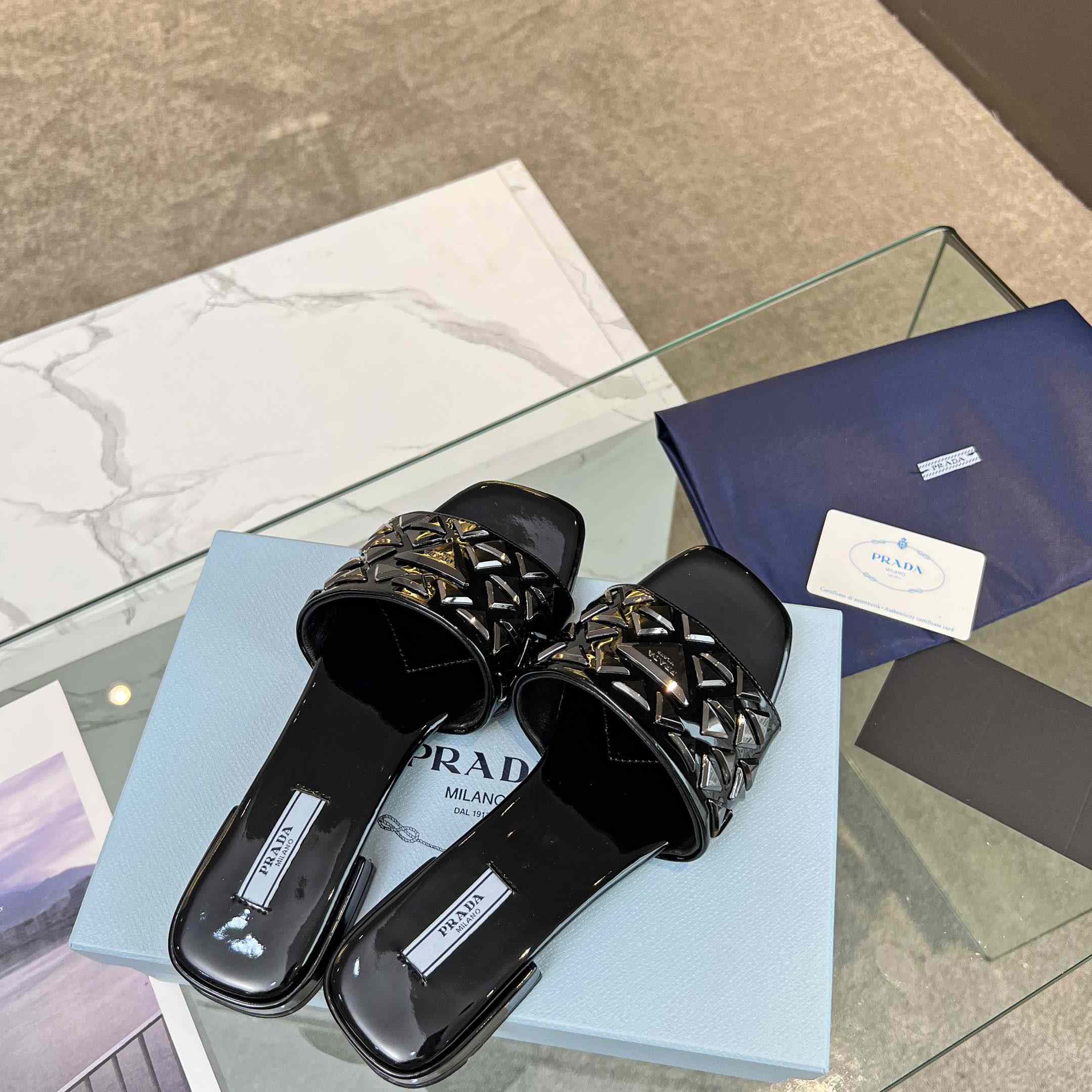 Prada-Slides aus Metallic-Leder mit Nieten - EUR FASHION