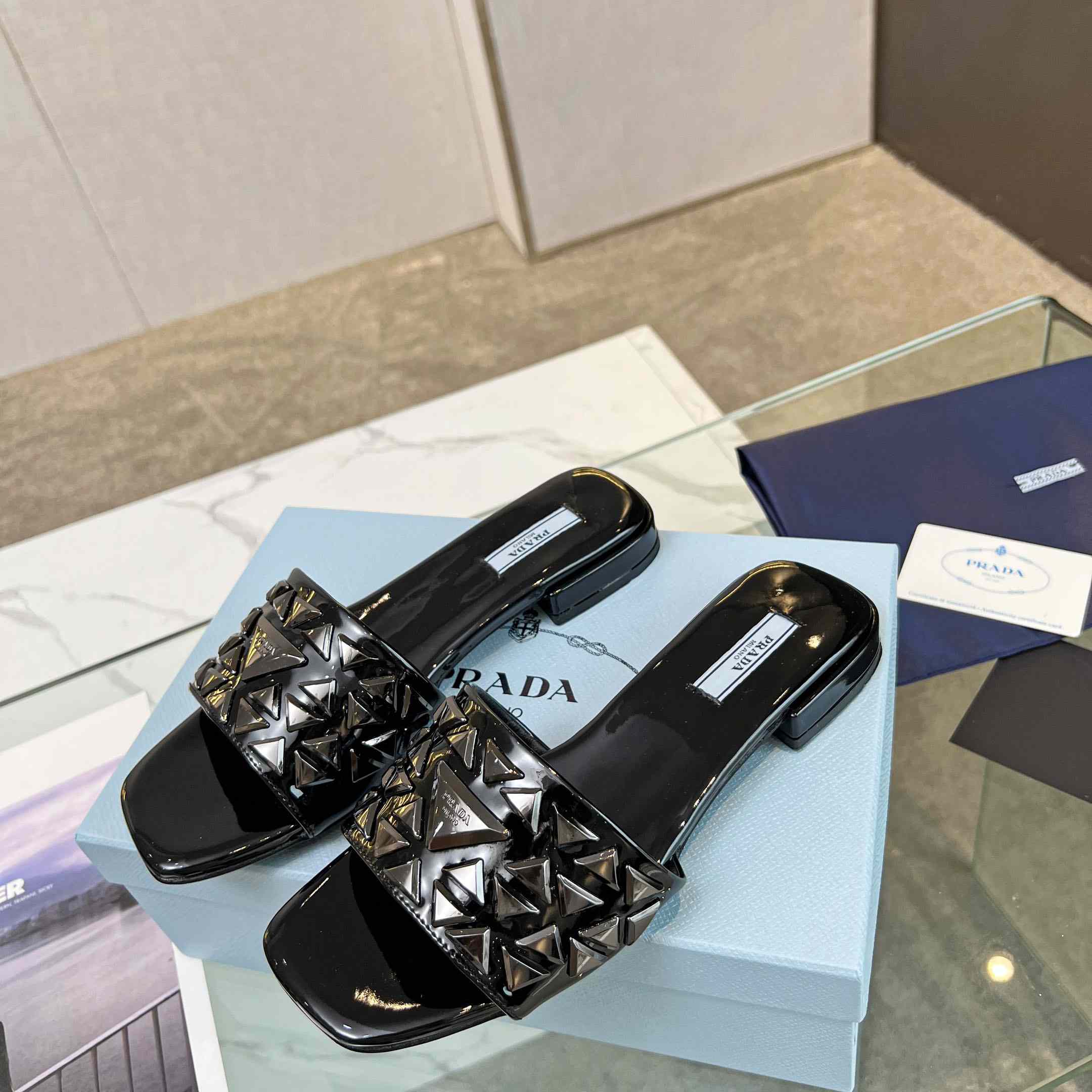 Prada-Slides aus Metallic-Leder mit Nieten - EUR FASHION