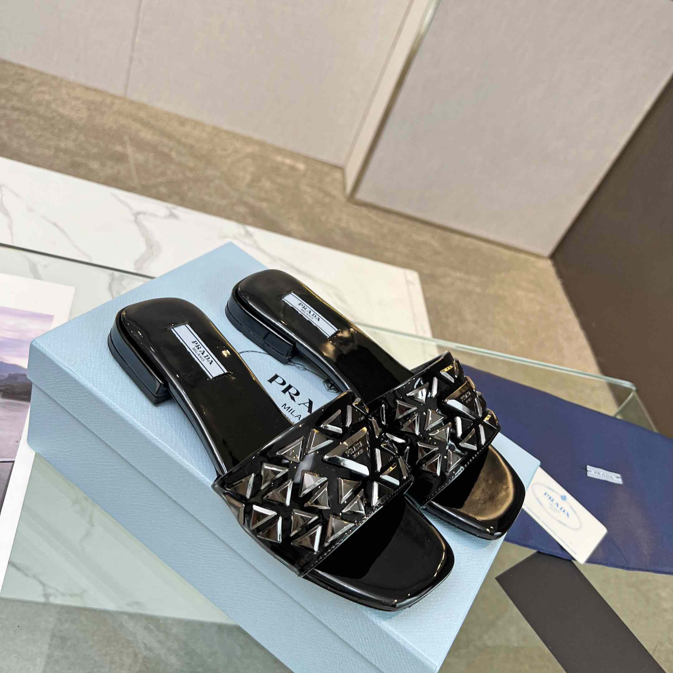 Prada-Slides aus Metallic-Leder mit Nieten - EUR FASHION