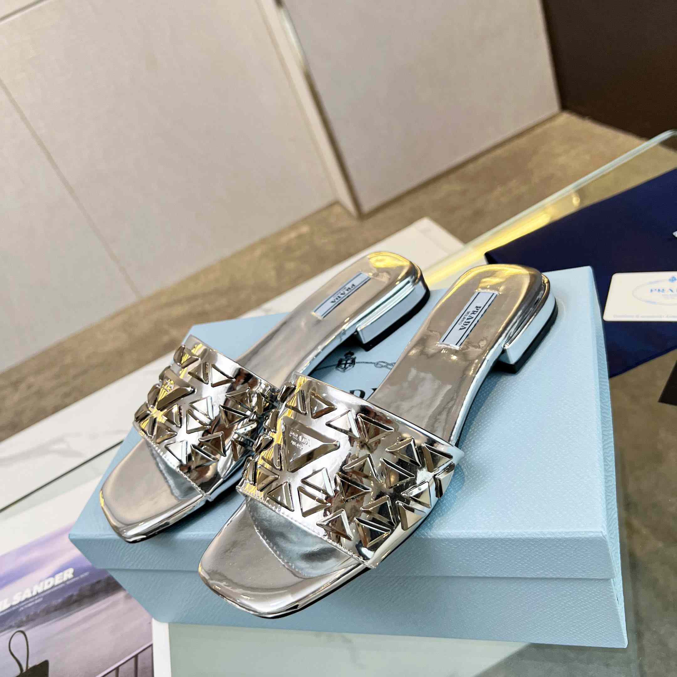 Prada-Slides aus Metallic-Leder mit Nieten - EUR FASHION