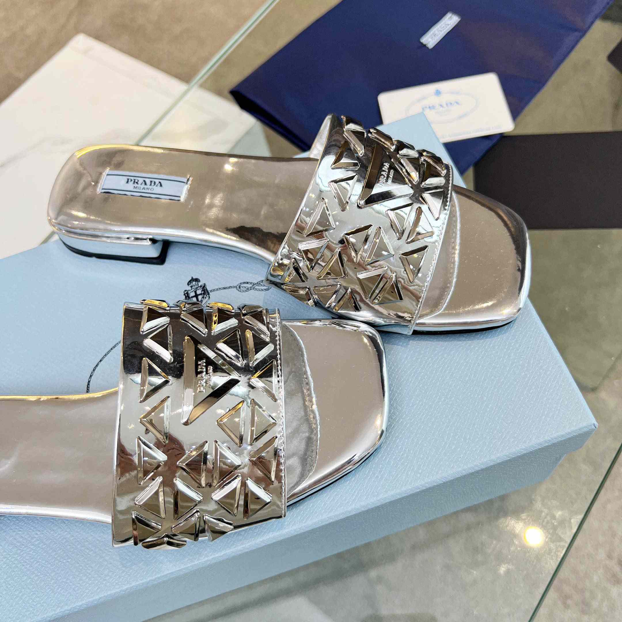 Prada-Slides aus Metallic-Leder mit Nieten - EUR FASHION