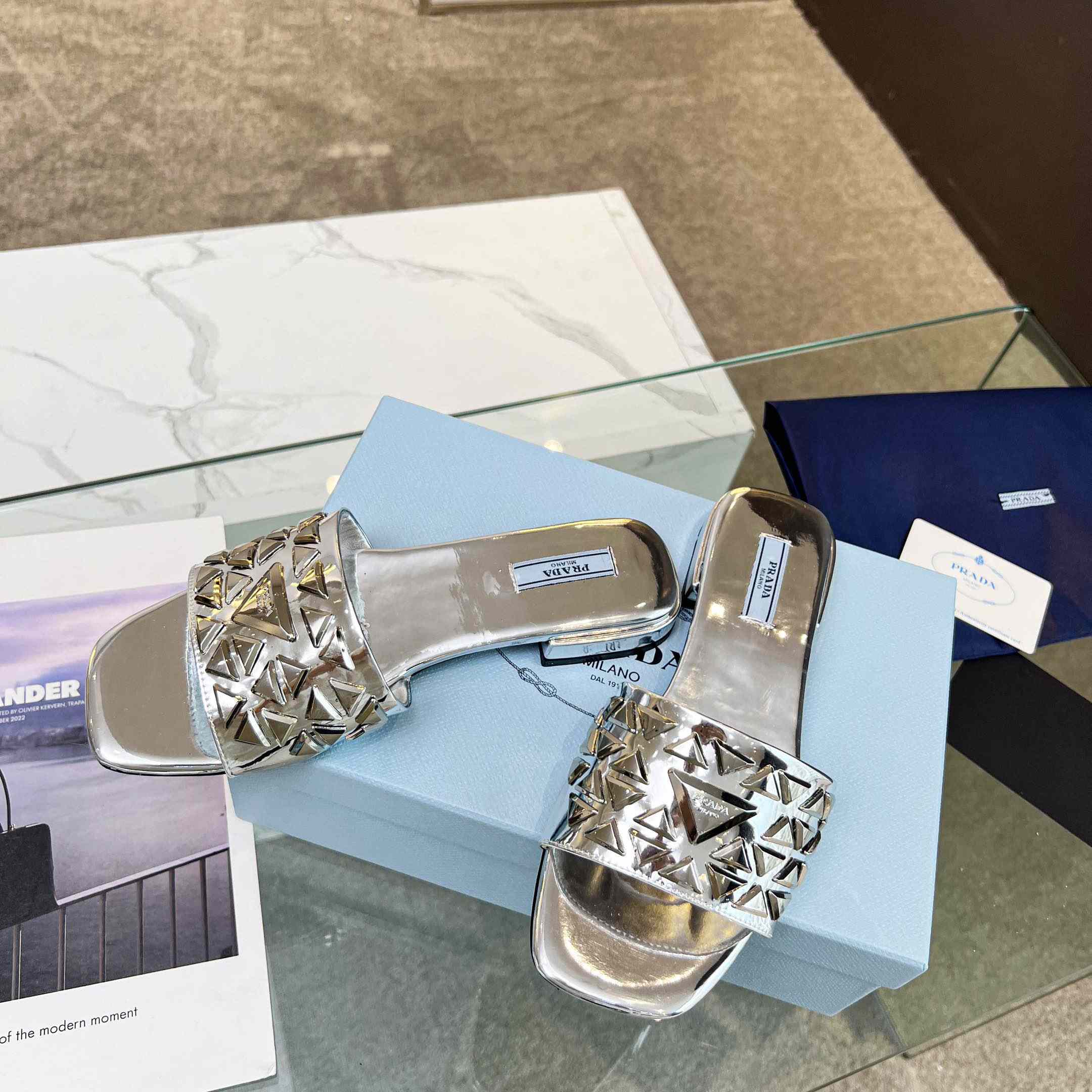 Prada-Slides aus Metallic-Leder mit Nieten - EUR FASHION