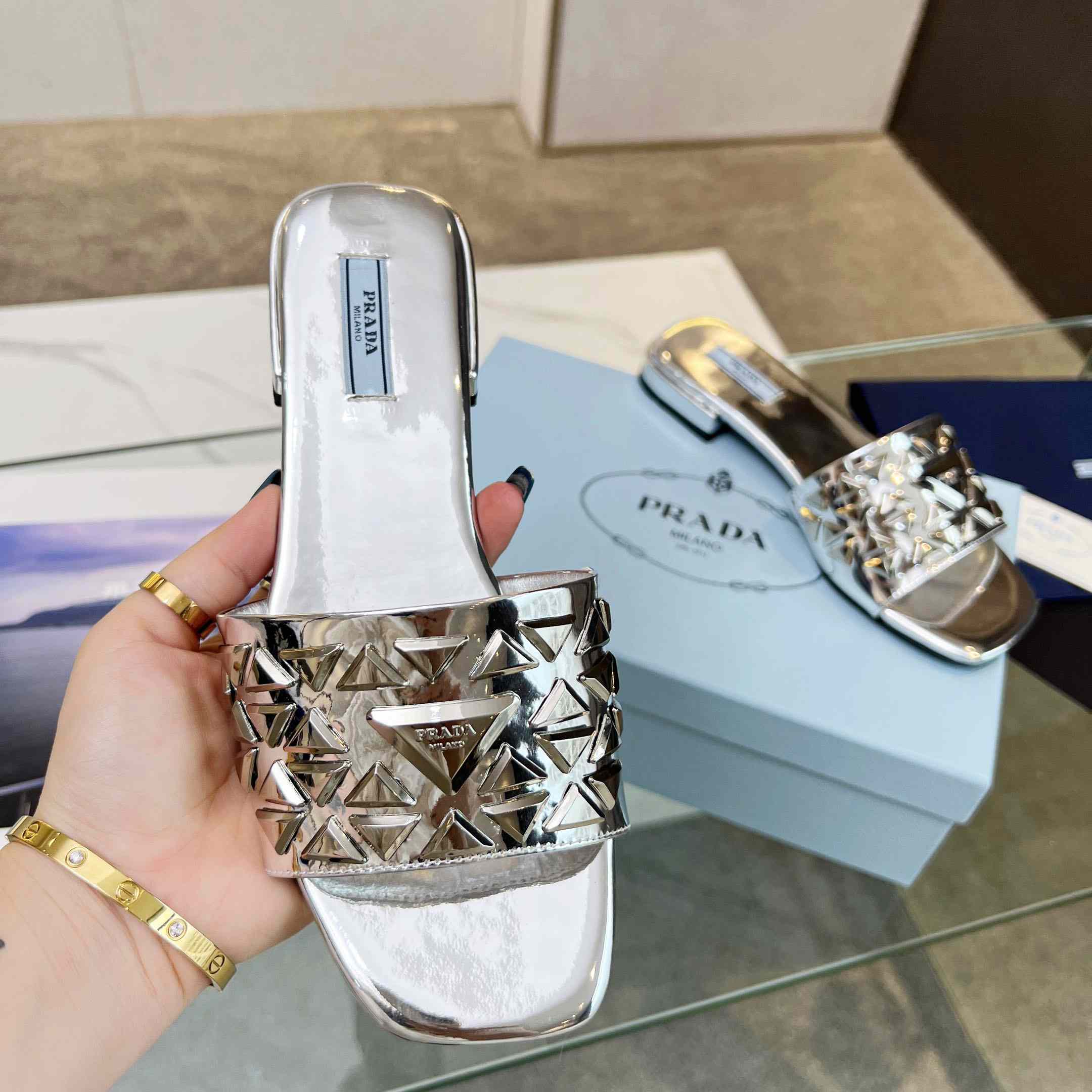 Prada-Slides aus Metallic-Leder mit Nieten - EUR FASHION