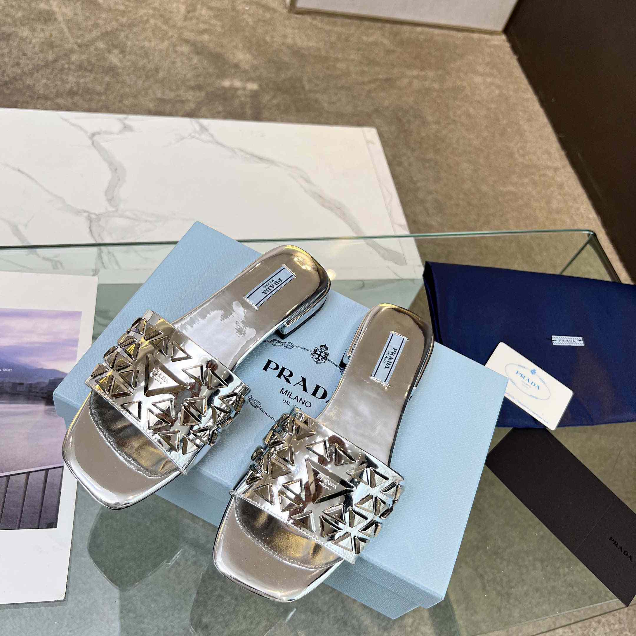 Prada-Slides aus Metallic-Leder mit Nieten - EUR FASHION