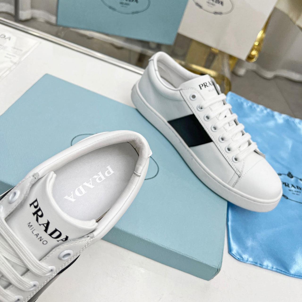 Prada-Sneaker aus gebürstetem Leder und Leder - EUR FASHION