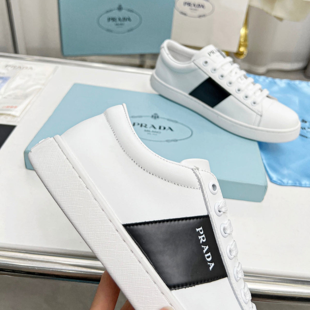 Prada-Sneaker aus gebürstetem Leder und Leder - EUR FASHION