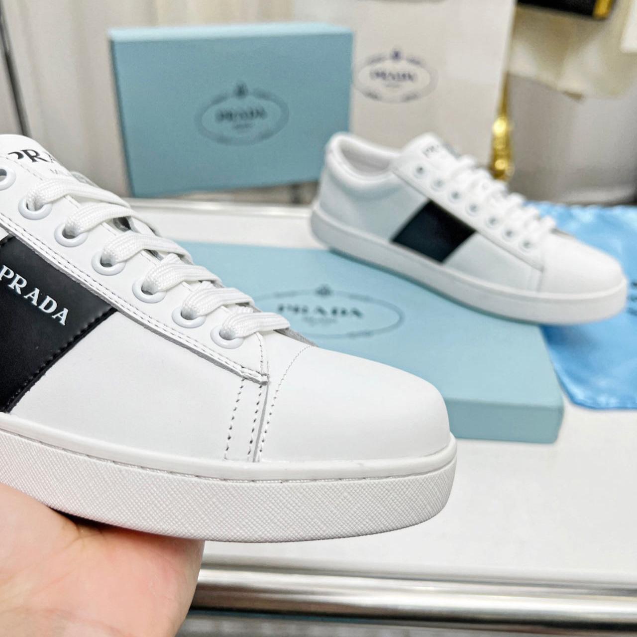 Prada-Sneaker aus gebürstetem Leder und Leder - EUR FASHION