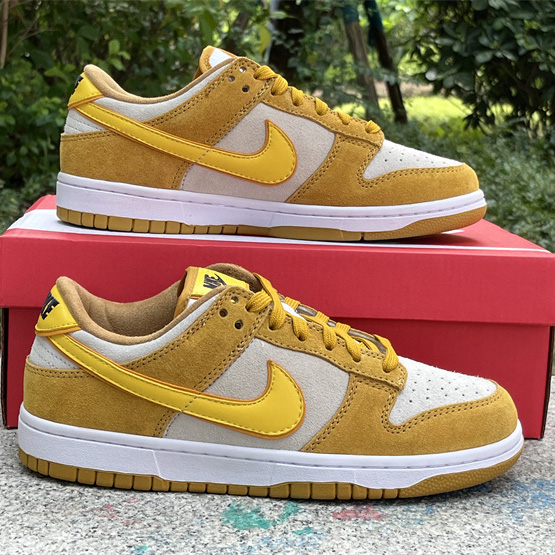 Nike Dunk Low WMNS „Gold Wildleder“ Sneaker DV7411-200 - EUR FASHION