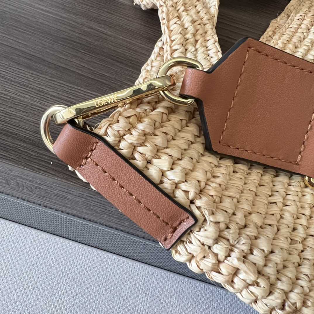 Loewe Mini Slit Bag aus Bast und Kalbsleder - EUR FASHION
