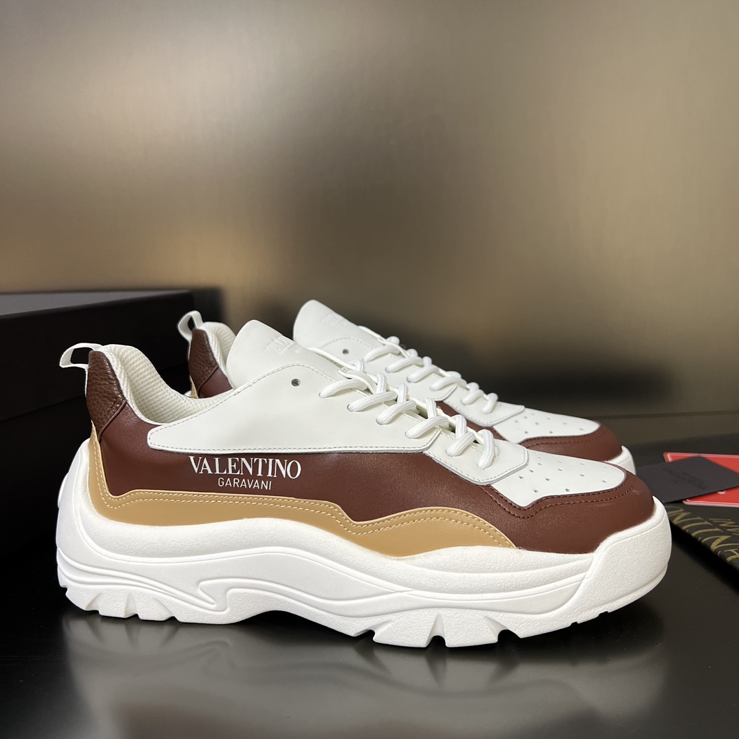 Braune Gumboy-Sneaker von Valenti Garavani - EUR FASHION