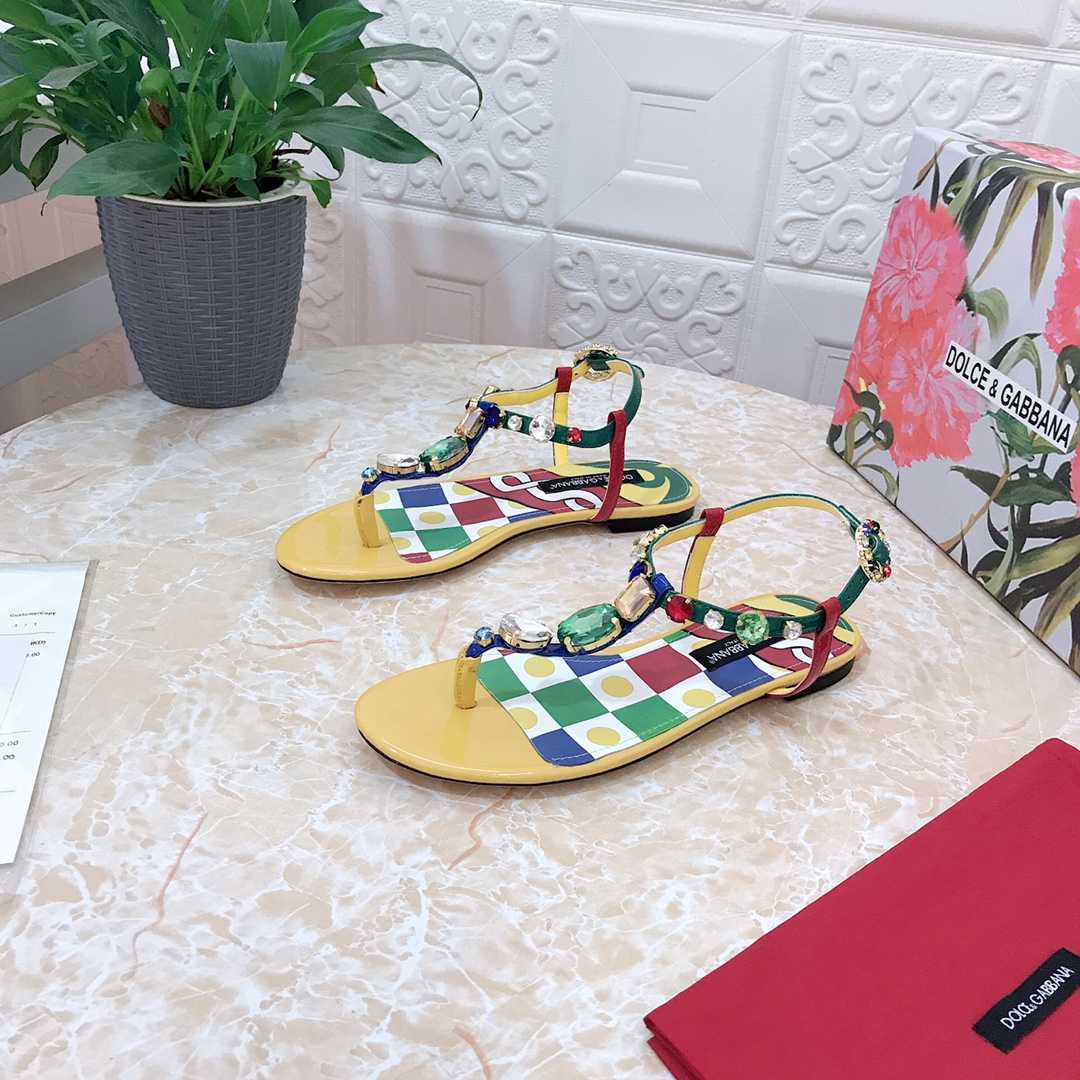 Dolce & Gabbana Zehenstegsandalen aus Lackleder - EUR FASHION
